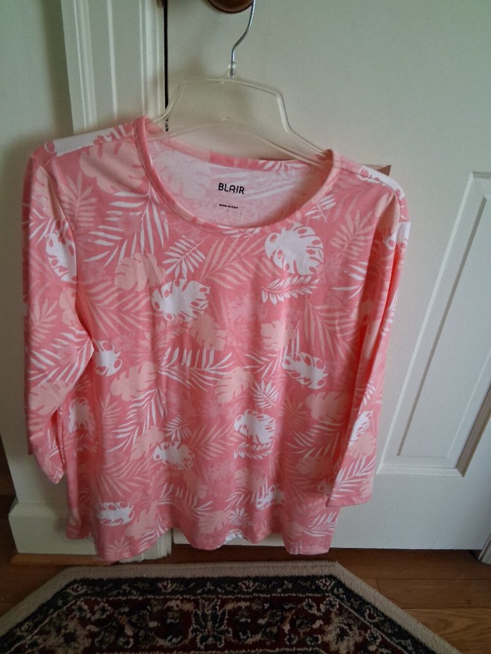 Misses 3/4 sleeve top, size L